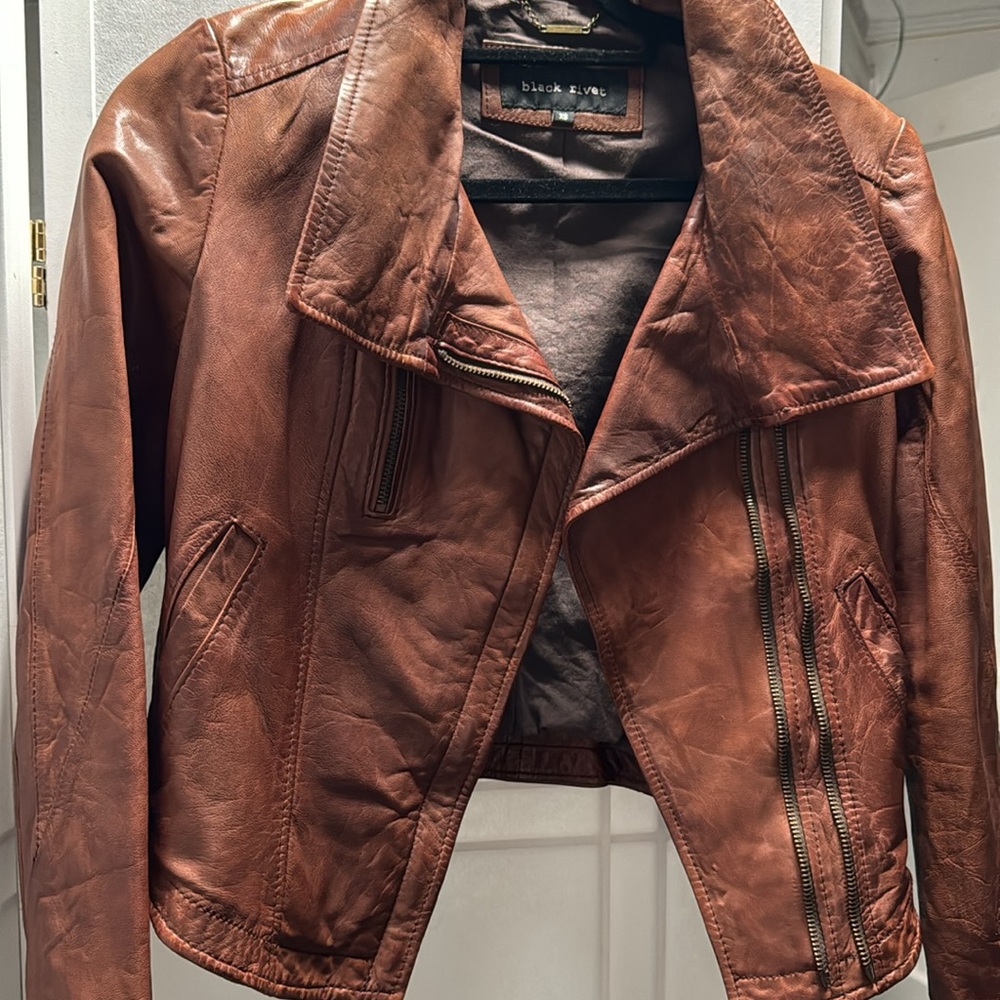 Beautiful brown leather jacket! Fits right at the waist. 🤎 - Picture 3 of 3